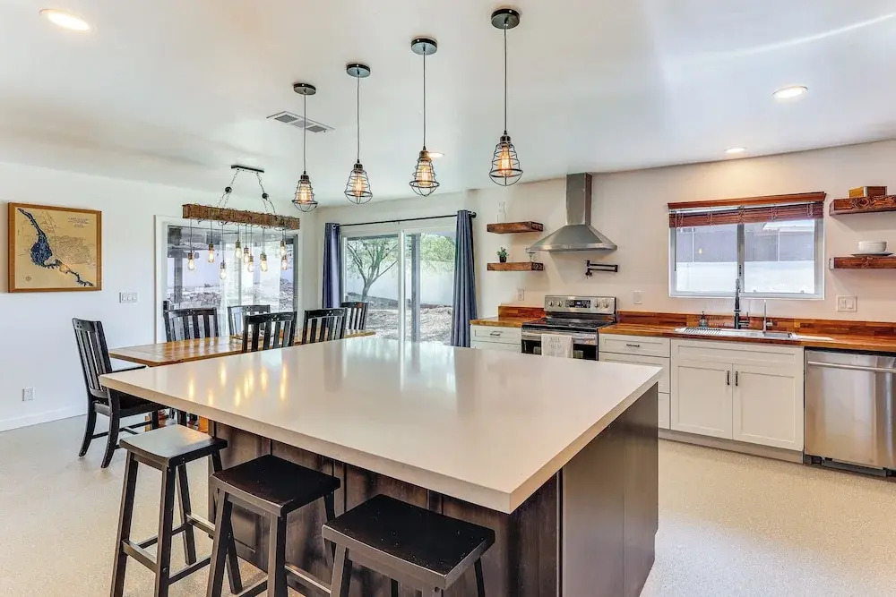 3 Mi to London Bridge: Sleek Home w/ Outdoor Haven