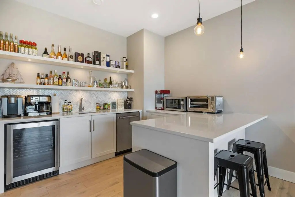 Newly Modern House w/ urban landscape of Kelowna!！