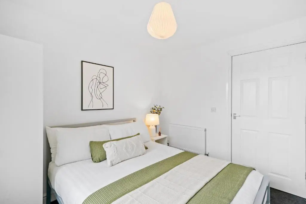 NEW 5 Sarah House by Truestays - 2 Bedroom Apartment - FREE Wifi & Parking