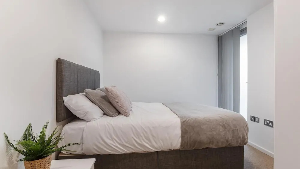 Sunny and Spacious 2BR Apartment