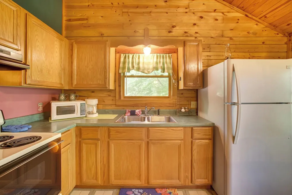 Eureka Springs Studio w/ Deck, Views & Bbq!