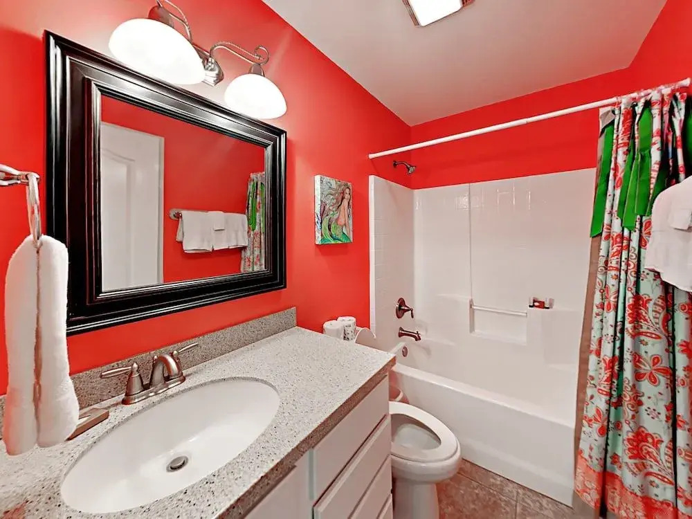 3BR 2BA 1.5 Blocks to Beach by RedAwning
