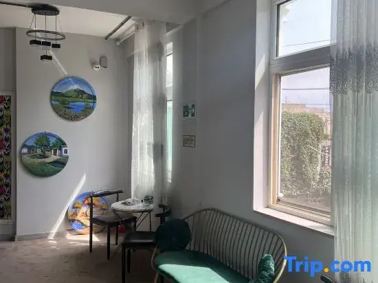 Yilin Xiaozhu Hostel (Yining Airport Yining Railway Station)