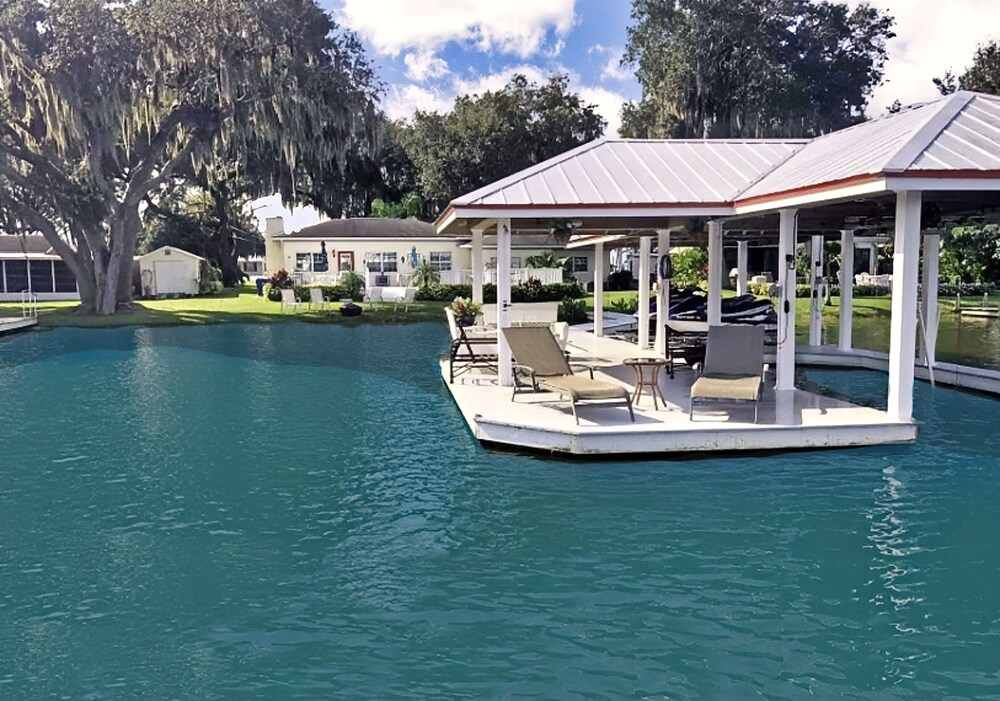 Spacious Lakefront House With Private Dock , gas Grill, Deck and Patio