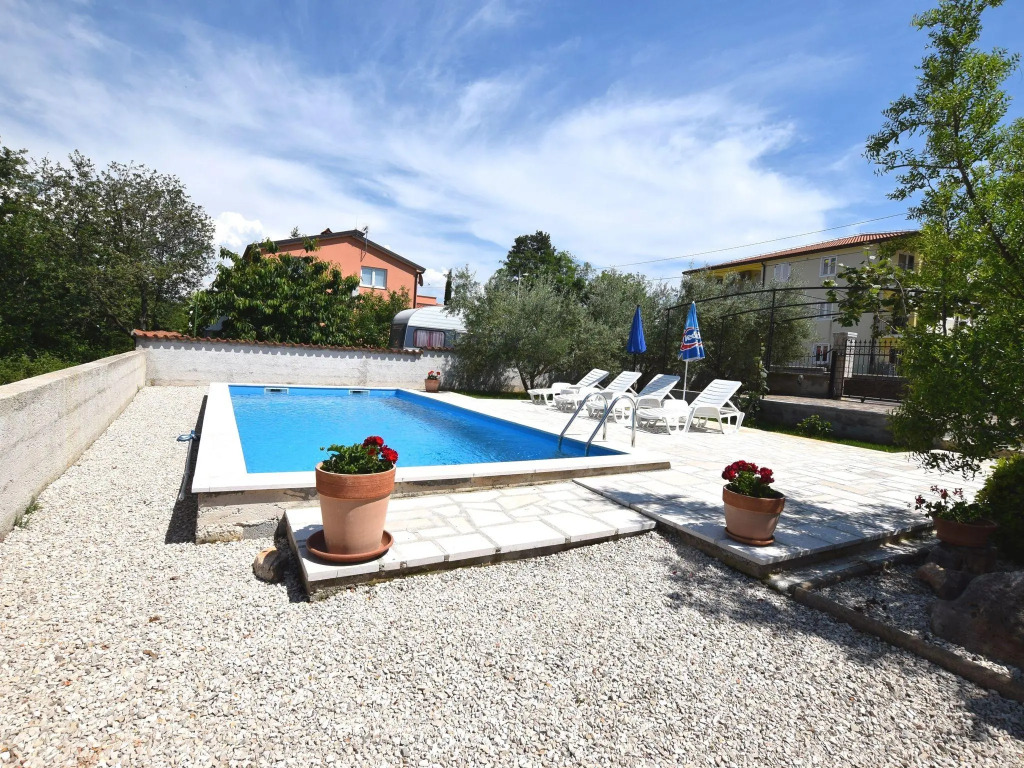 Lovable Apartment, Pool With Deckchairs, Fenced Garden With Grill, Wifi and Airco