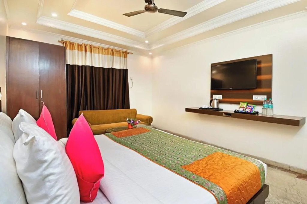 Hotel The INFINTY NEAR DELHI AIRPORT Breakfast,Dinner Include