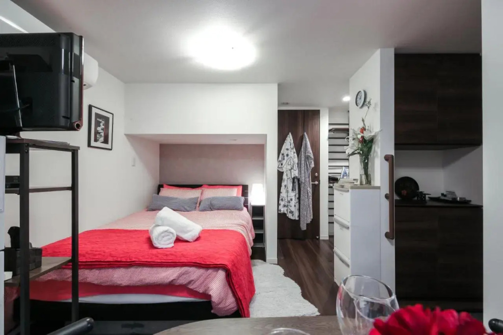North Cottage Studio Apartment with private entrance