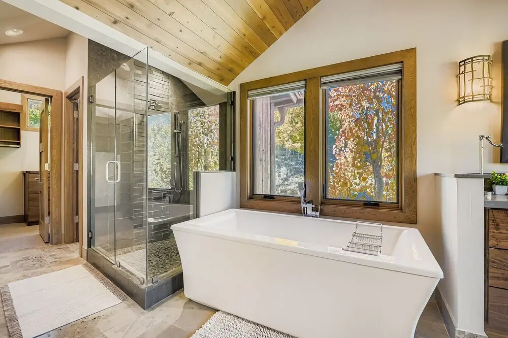 King Road Luxury Lodge, Private Hottub, Game Room, Media Room 45 4 Bedroom Home