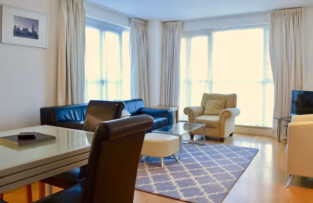 2 Bedroom Apartment With Stunning Views of Canary Wharf
