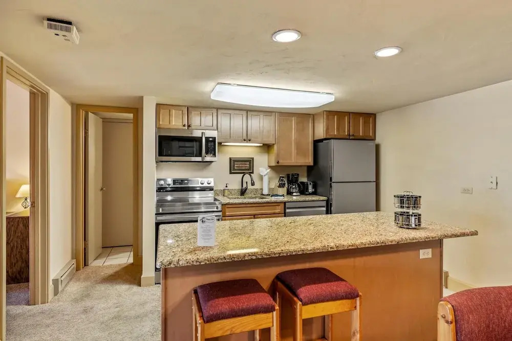 2 Level Unit w/ Pool Hot Tubs Private Deck