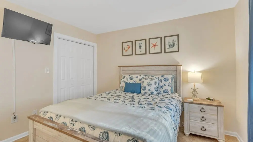 Kiana's Beach Retreat 2 Bedroom Condo by RedAwning