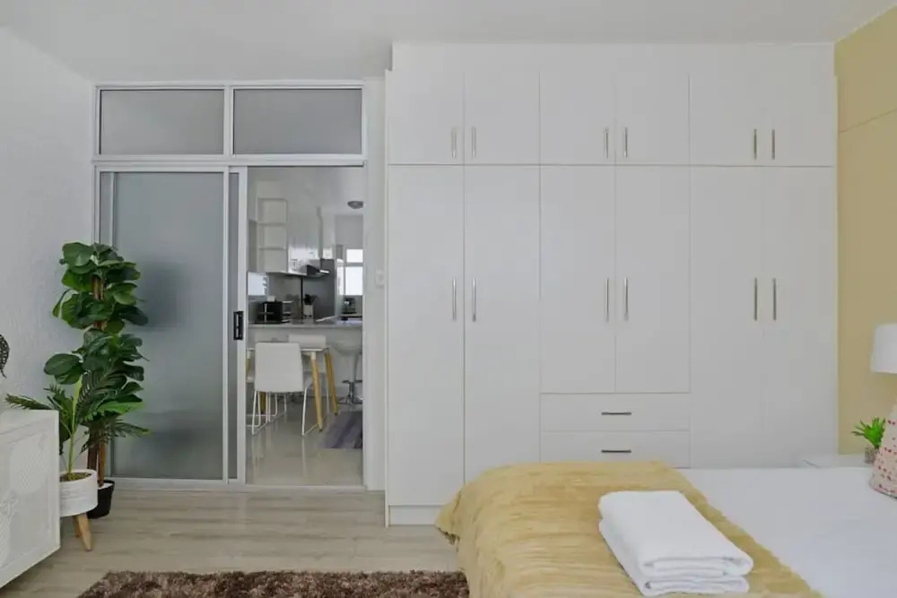 Charming Central Sea Point Haven 50m to Ocean