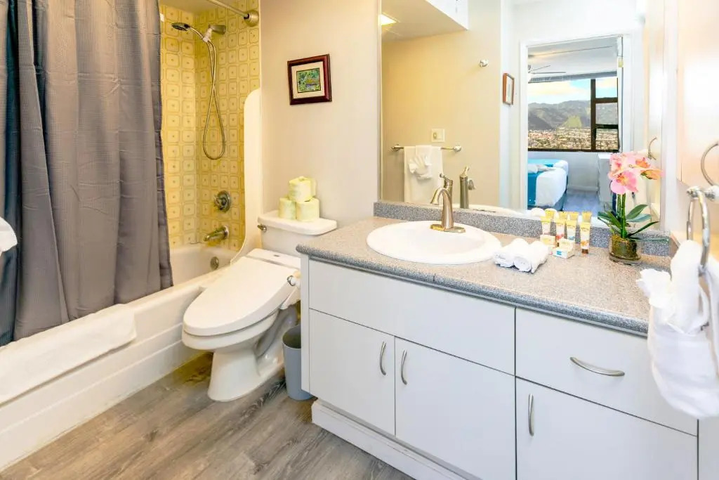 Beautiful 24th Floor Condo with AC - WiFi, Parking - Short Walk to Beach