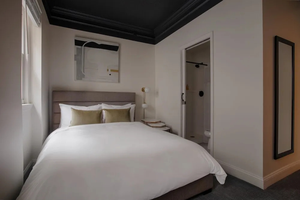 Dupont Circle Embassy Inn by FOUND