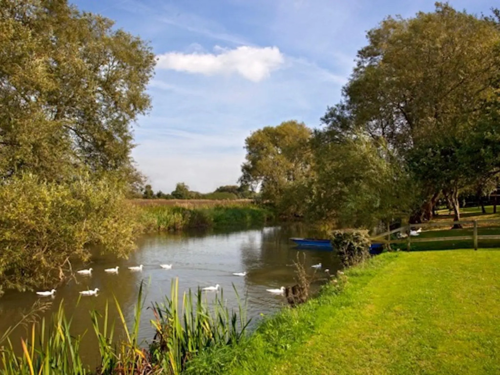 Cherbridge Lodges - Riverside lodges, short lets