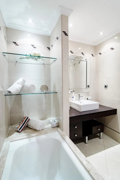 AGC28- 2 bedroom apt walking distance to beach