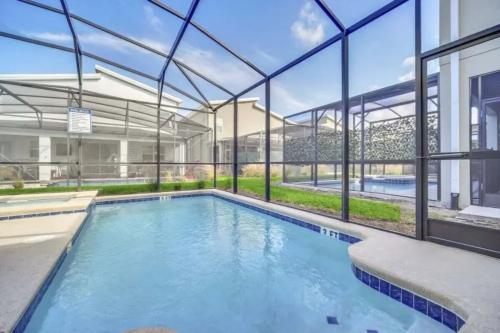 2758bd · Dazzling 5BR Villa in Storey Lake With Pool & Spa