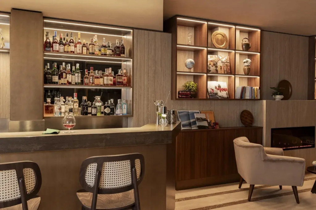Adoro Hotel