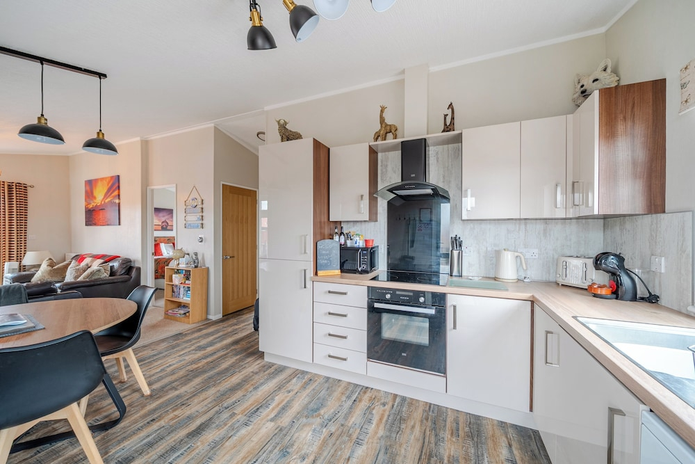 2 Bed Cabin - Sleeps 4 - Pets - 5 min to Beach