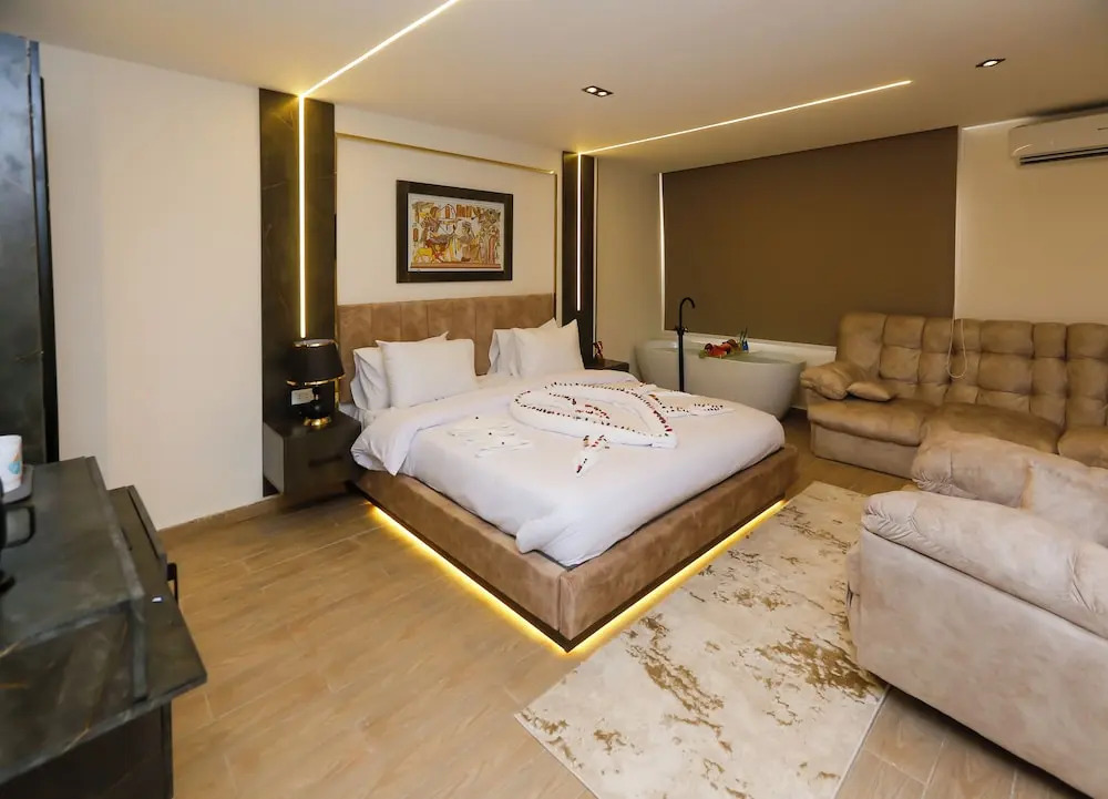 Crowne pyramids palace