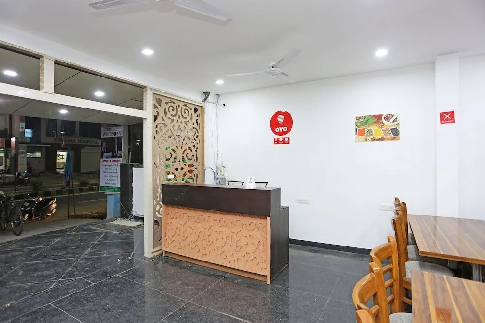 OYO 10718 White Oak Hotel