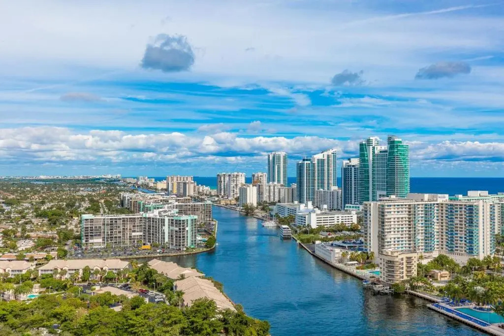 2/2 Miami - Panoramic views at Beachwalk Resort 27th for 6 guests by Ammos VR