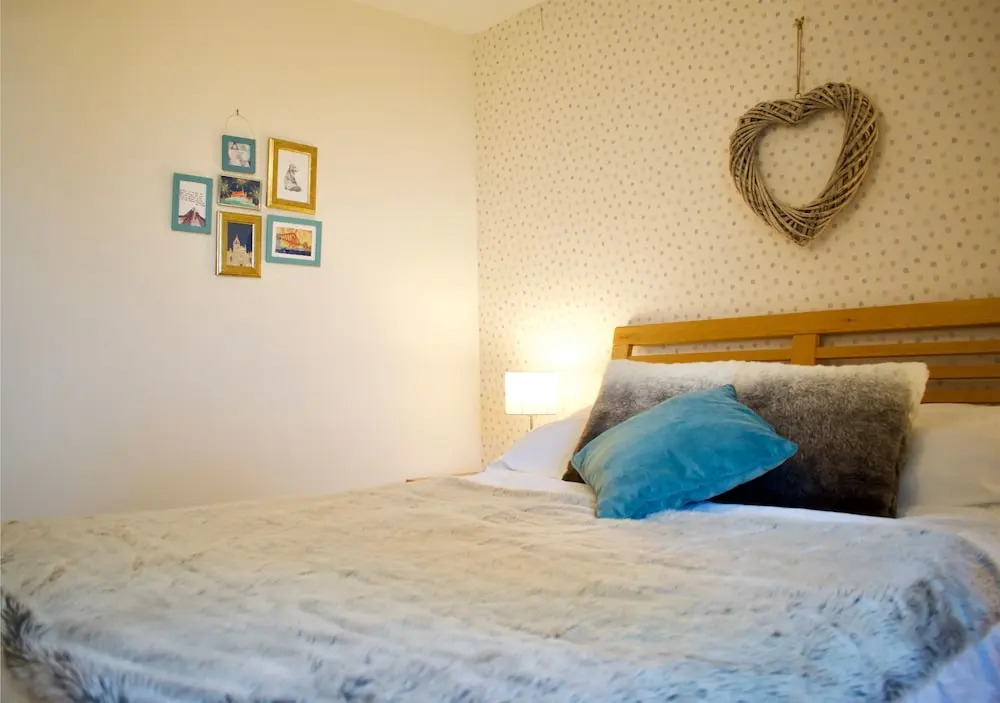 Modern 2 Bedroom Ground Floor Flat with Parking