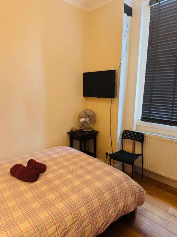 Private Homely Bedroom in Kensington R1