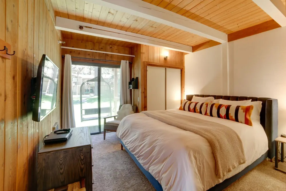 Mammoth Lakes Vacation Rental: 1 Mi to Ski Area!