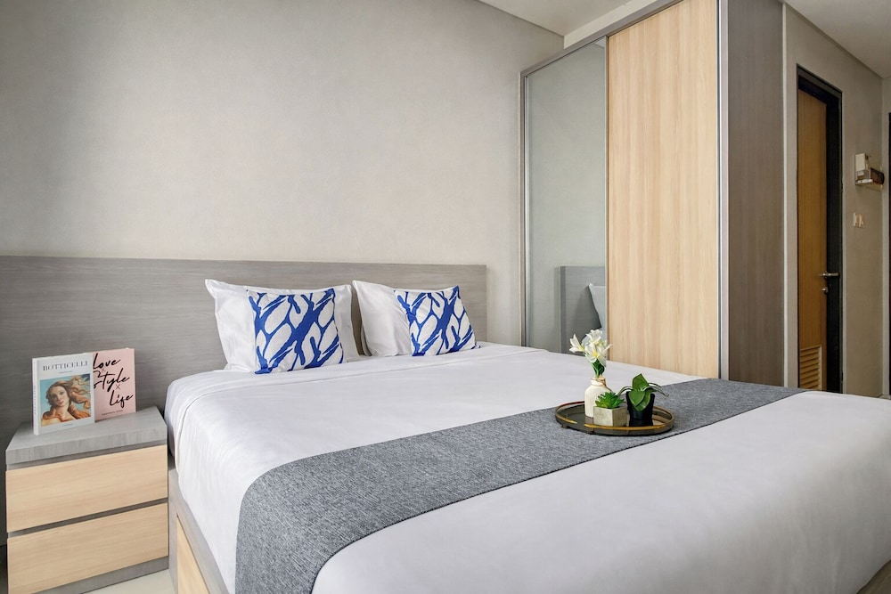 Wooden Accents Studio At Monroe Tower Apartment