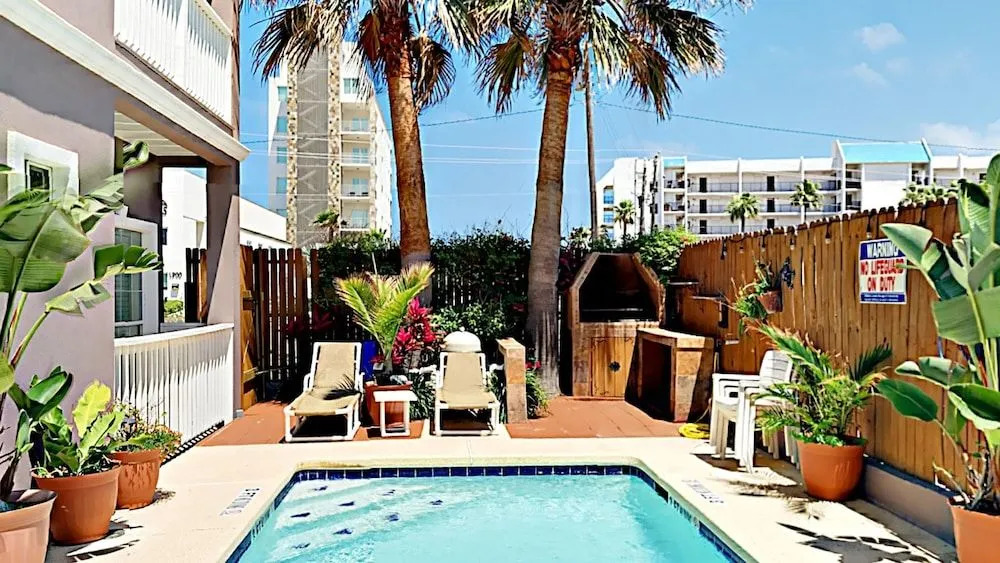 105 E Corral St Condo Unit D - 2 Br condo by RedAwning