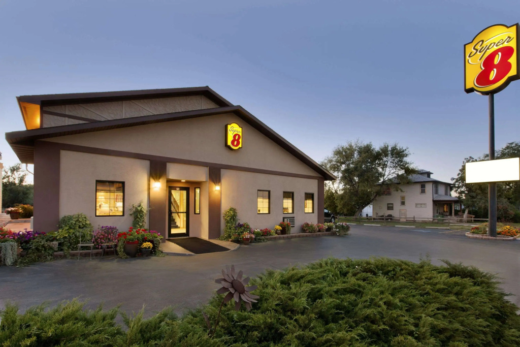 Super 8 by Wyndham Wall
