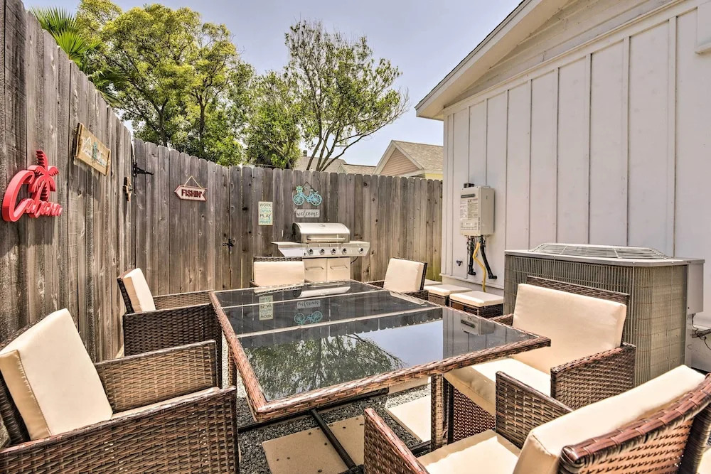 Walk to The Strand: Historic Galveston Home!