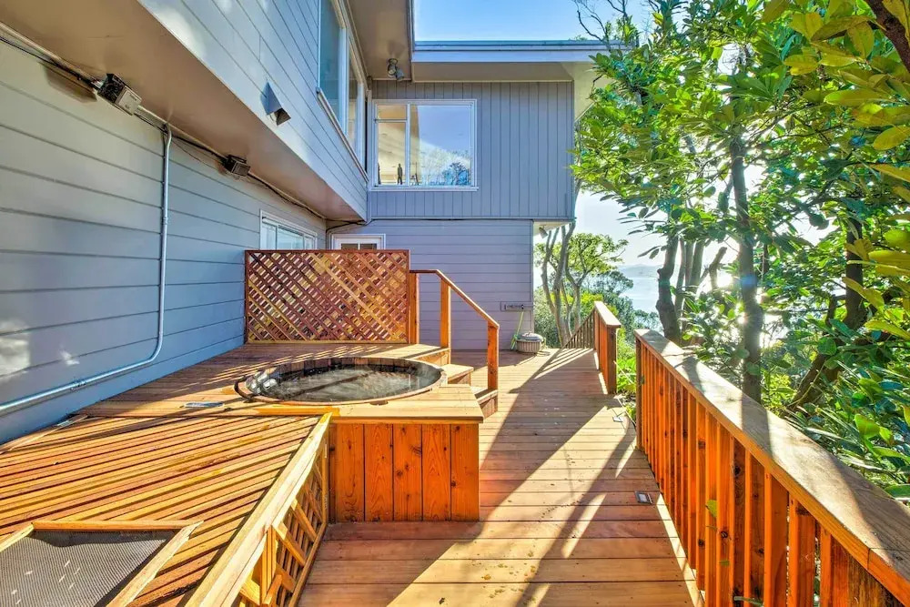 Walk to Keller Beach: Waterfront Studio w/ Hot Tub