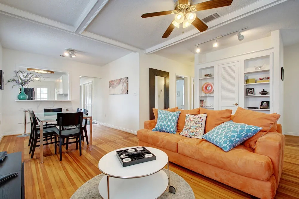 3BR 2BA Downtown Austin Charming Bungalow by RedAwning