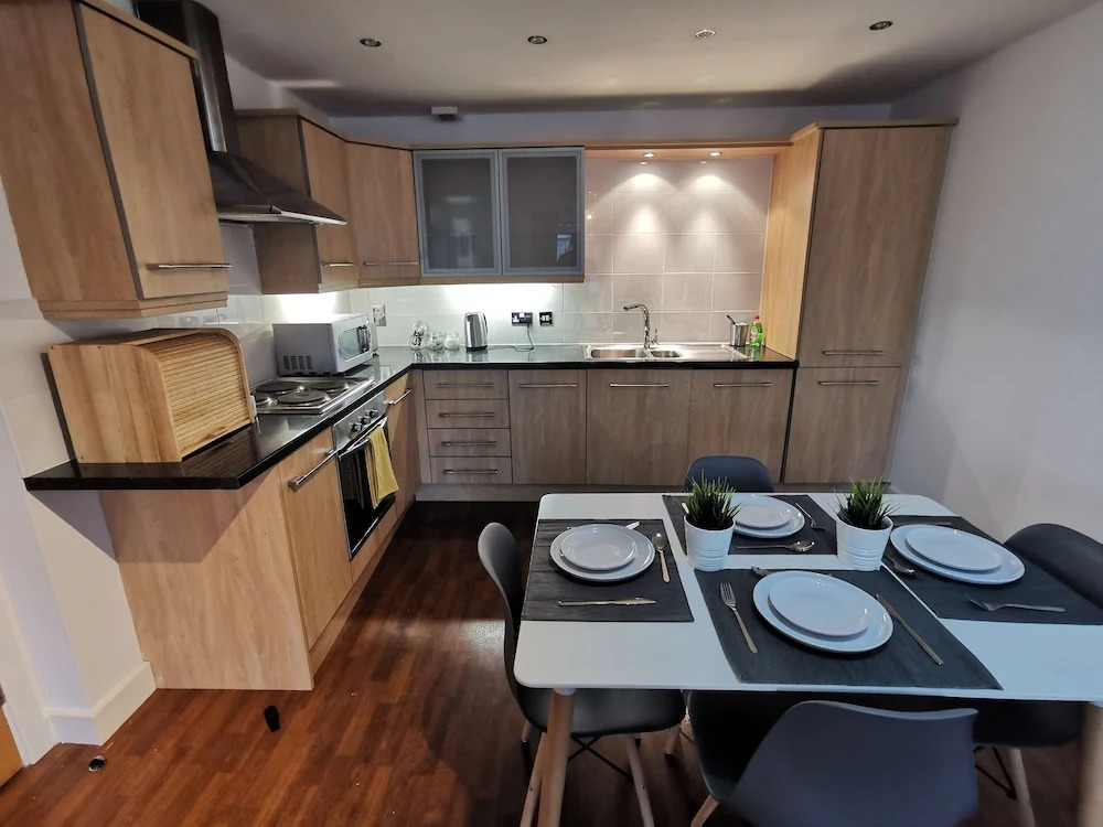 Voyager Apartments * Sleeps 6 * Parking