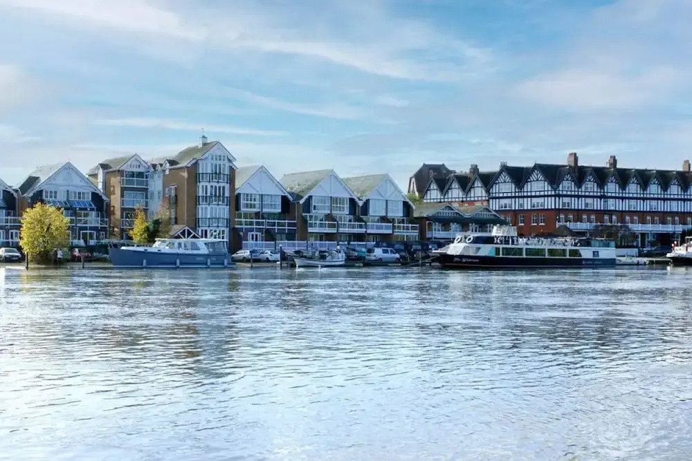 The Oars - Riverfront Property - From 300 Per Night