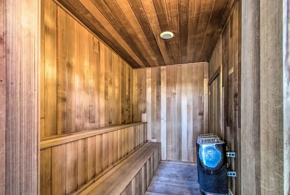 Ski Condo w/ Pool, Close to Story Land & Attitash!