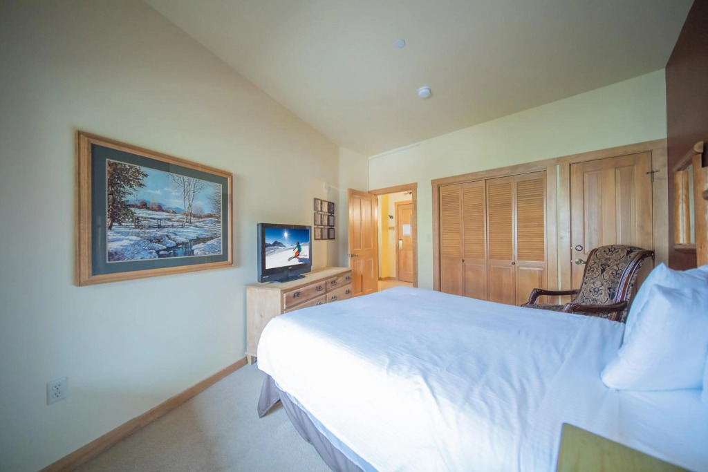 Upgraded 2bdr In Ge/walk To Slopes, Fireplace & Balcony 2 Bedroom Condo by RedAwning