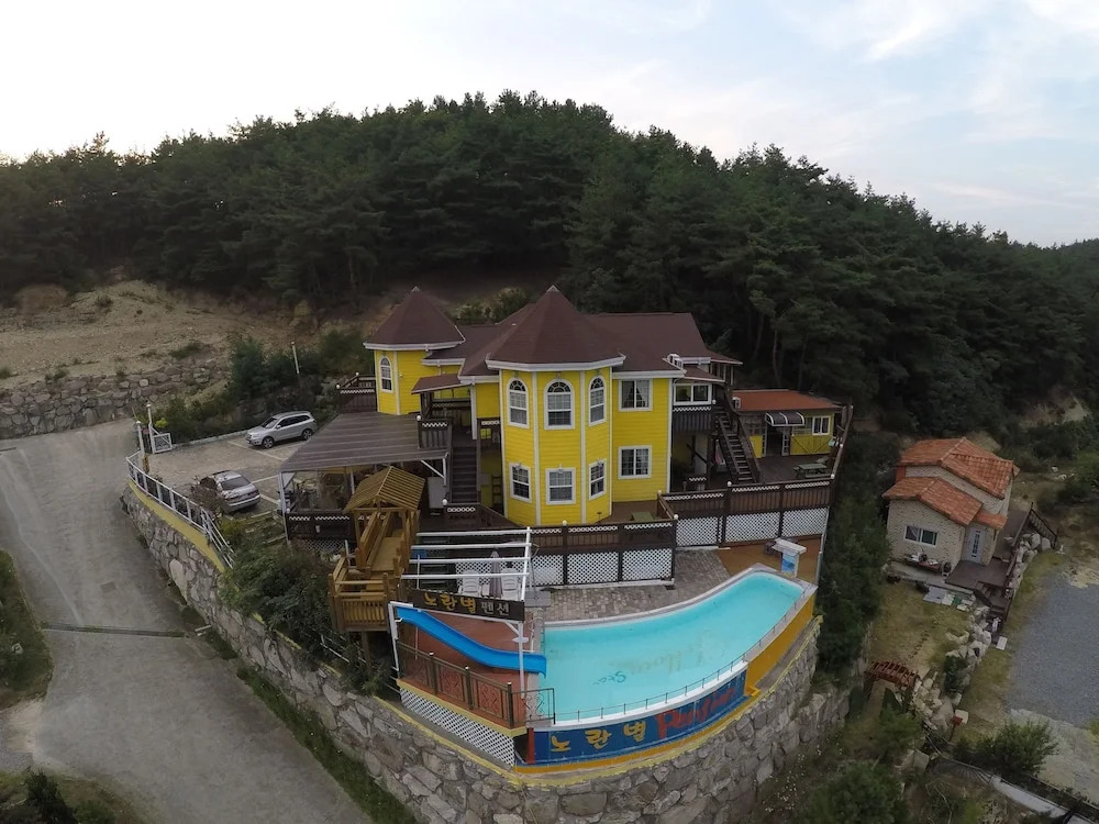 Yellow star Pension