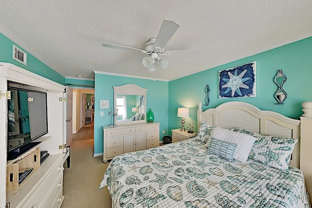 Top-floor Beachfront W/ Pool & Balcony 2 Bedroom Condo