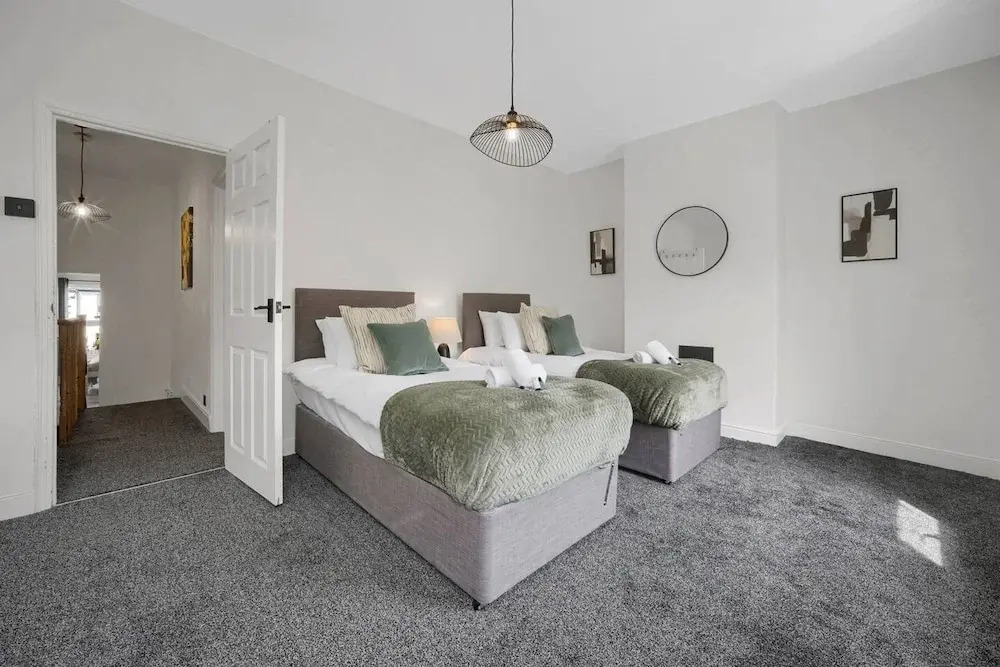Central Chic - Huge Home - Free Wifi