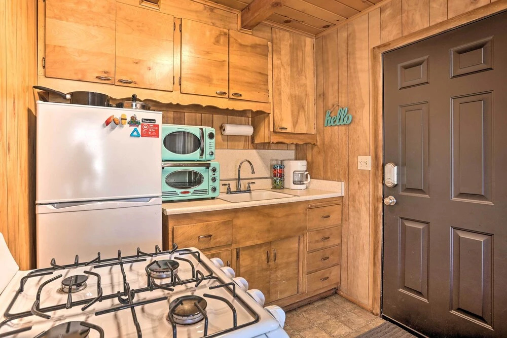 Peaceful Cozy Cabin ~ 3 Mi to Big Bear Lake!