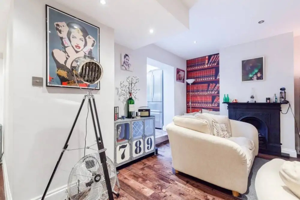 Stylish 2 Bedroom Flat With Large Garden