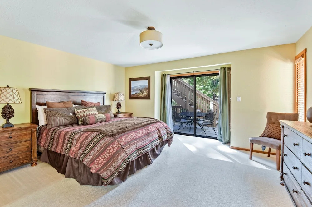 New Listing! Luxe W/ Hot Tub: Comp Shuttle 4 Bedroom Home