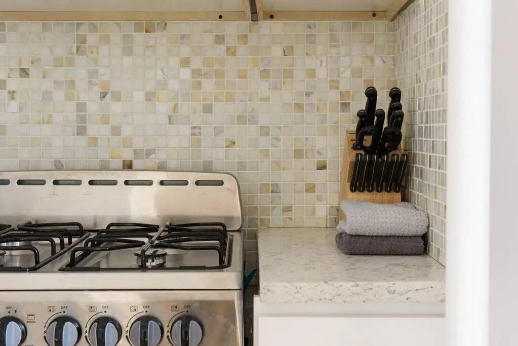 428-4r Prime Midtown Large 2 BR Newly Furnished