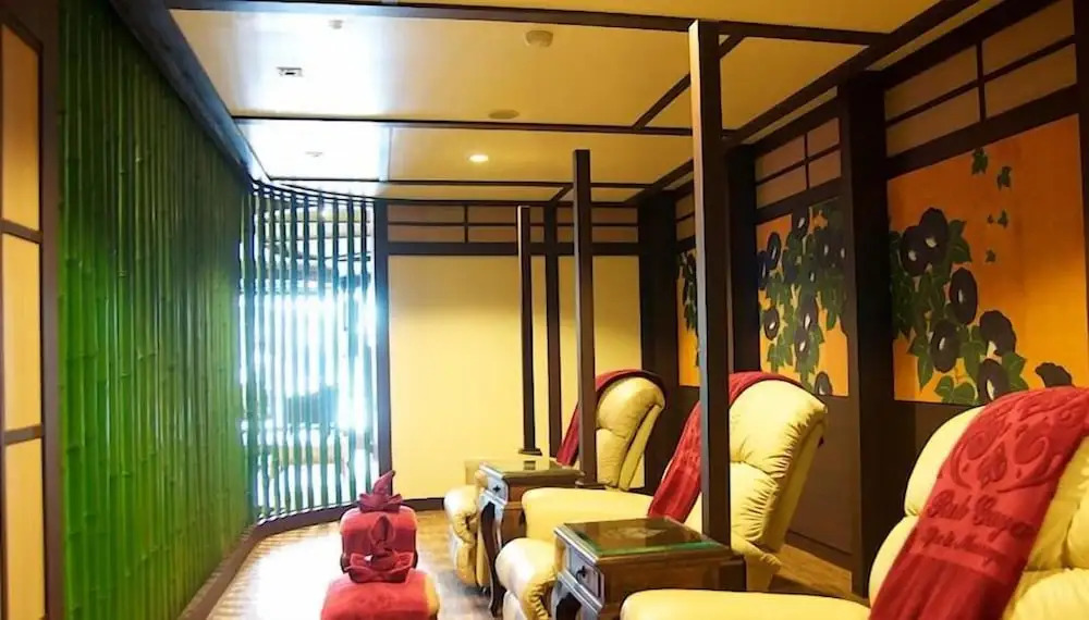 Jolly Suites and Spa Petchkasem
