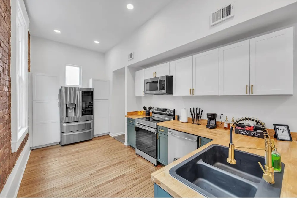 2 King/3 Bath, Toddler Friendly, Free Parking/laundry 2 Bedroom Duplex by Redawning