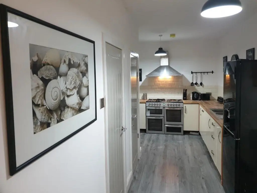 Stunning 5 bed house, 2 mins to beach and town, also free parking