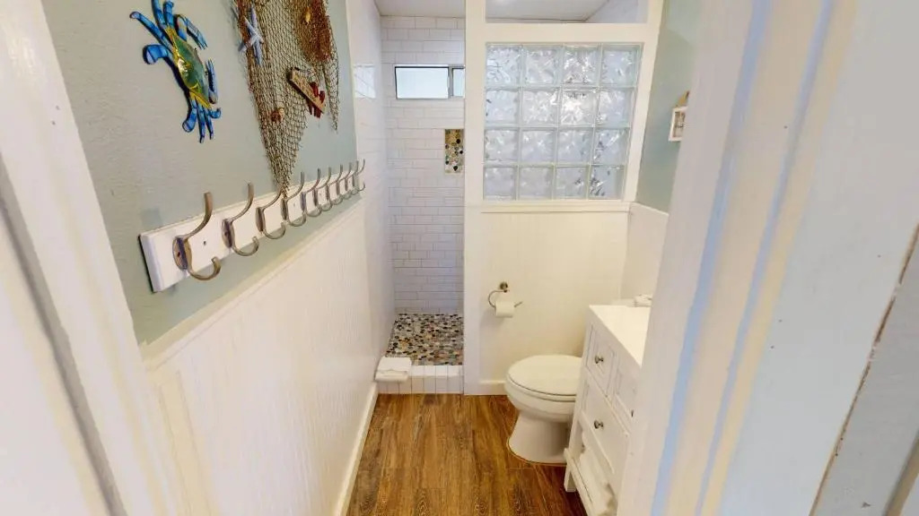 GU501 Unique Beach Home with Large Fenced in Yard, Screened in Porch, Close to Restaurants & Shops
